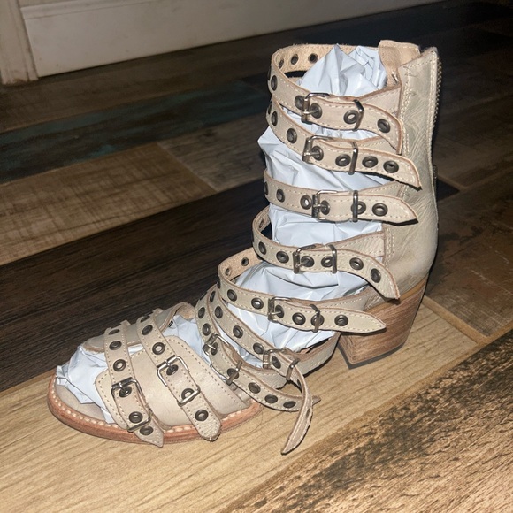 Freebird Cassandra Beige Strappy Sandals. Not worn very much, with box. - Picture 1 of 3